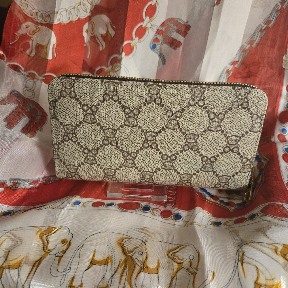 NWOT Cream Geometric Pattern Wallet with Smooth Texture
